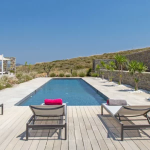 Vue sur la piscine privée depuis Le Rêve Sur La Colline - Location de maison de vacances, Paros