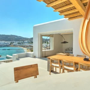 Terrasse élégante de la villa Artemide avec espace repas et salon extérieur