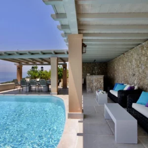 Vue sur l'espace piscine privée et la mer à Villa Thania - Location de maison de vacances, Porto Heli