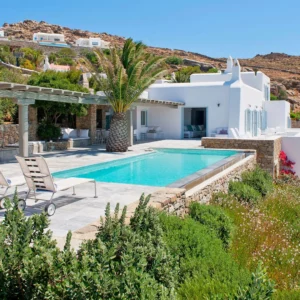 Vue sur la piscine et le jardin de The G House à Mykonos