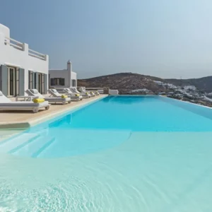 Vue panoramique sur la mer Égée depuis la piscine de la villa Divina à Mykonos