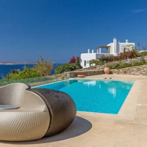 Vue sur l'élégant espace piscine de la villa Xavier - Location de maison de vacances -Mykonos