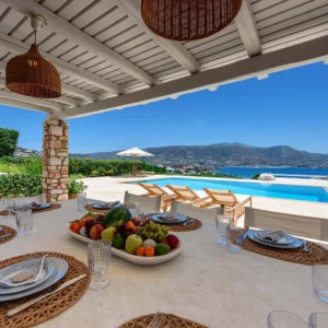 Vue sur la mer et la piscine privée depuis la terrasse aménagée de Kassandra - Location de maison de vacances, Paros