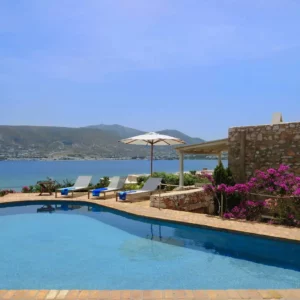 Vue sur la piscine privée et la mer depuis Lyssandra - Location de maison de vacances, Paros