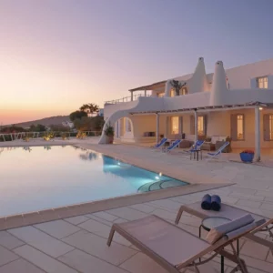 Vue de nuit sur la piscine privée et sur la villa de Renée - Location de villa de vacances, Paros