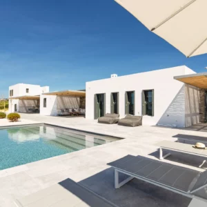 Vue sur la piscine privée de Limpida - Location de Villa de Vacances,Paros