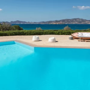 Vue sur la superbe piscine privée, avec vue mer de Starfish - Location de villa de vacances, Paros