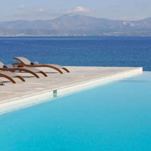 Vue sur la piscine privée et la mer depuis Electra - Location de maison vacances à Paros