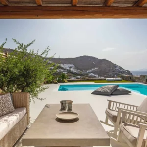 Vue de la terrasse aménagée sur la piscine de villa Ginger Blue-Location de maison vacances-Mykonos