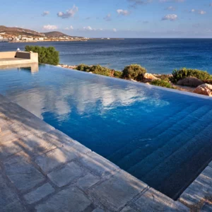 Vue de la piscine privée sur la mer depuis Blue Marine-Location de Maison Vacances-Paros