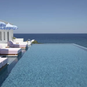 Vue sur l'espace piscine et sur la mer depuis Naima - Location de Villa de Vacances-Paros