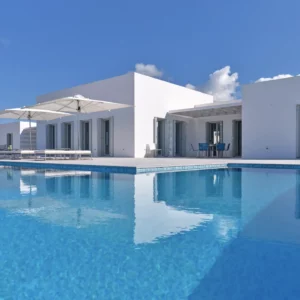 Vue sur la piscine privée de Cosmopolitan-Location de Luxueuse Villas de Vacances-Paros