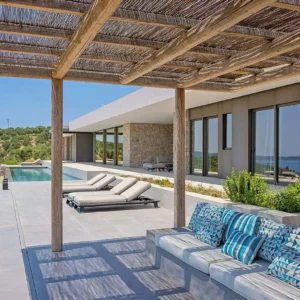 Vue sur l'espace extérieur de Villa Kalie - Locations Maison de Vacances-Pylos
