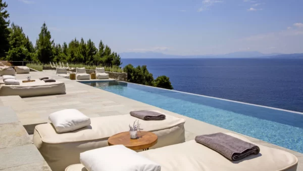 Piscine privée avec vue mer dans une villa des Sporades, en Grèce