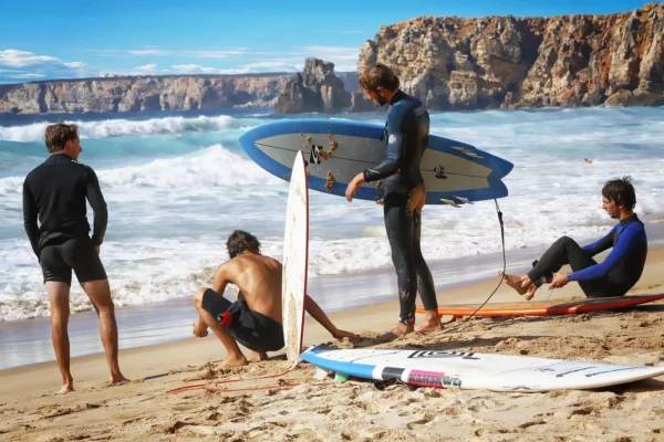 Surf sur une plage de la région de Lisbonne