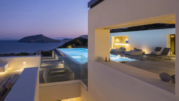 Vue de nuit sur la piscine privée de villa Panorama - Location de maison de vacances, à Paros