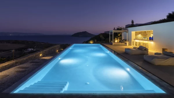 Vue de nuit sur la piscine privée de villa Panorama - Location de maison de vacances, à Paros