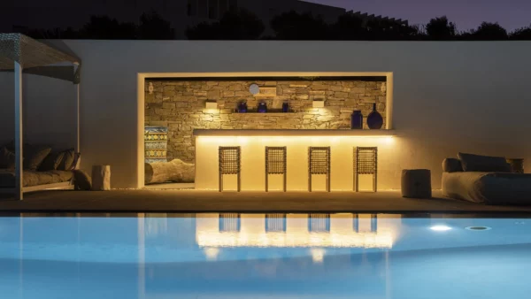 Vue de nuit sur la piscine privée avec son bar extérieur de villa Panorama - Location de maison de vacances, à Paros