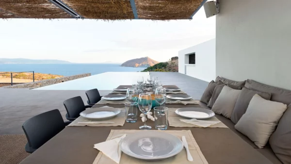 Vue de la terrasse sur la mer et sur la piscine privée de villa Panorama - Location de maison de vacances, à Paros