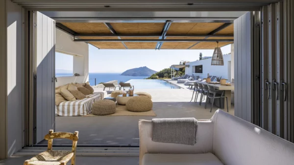 Vue de la terrasse sur la mer et sur la piscine privée de villa Panorama - Location de maison de vacances, à Paros