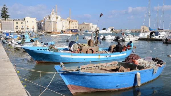 Vue sur un port de pêche dans les Pouilles