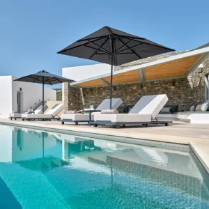 Vue sur la piscine et la terrasse extérieure de la villa Kulmus-Location de Villa de Vacances-Paros