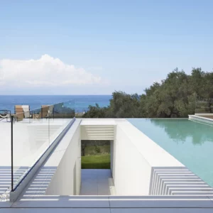 Vue sur l'espace piscine privée et la mer depuis Olive Beach-Location de Villa de Vacances de luxe-Skiathos