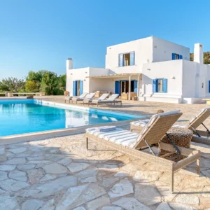 Farangas Summer - Vue de la villa et de la piscine - Location de Maison de Vacances - Onoliving - Paros