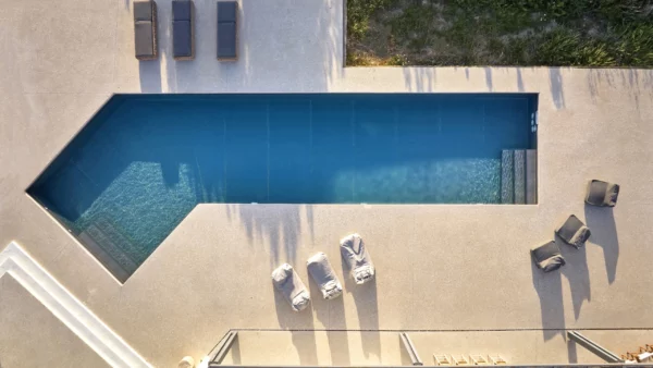 Villa Jaco - superbe piscine de cette luxueuse villa située à Paros - À louer avec ONO Living