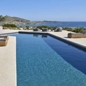 Villa Jaco - superbe piscine de cette luxueuse villa située à Paros - À louer avec ONO Living