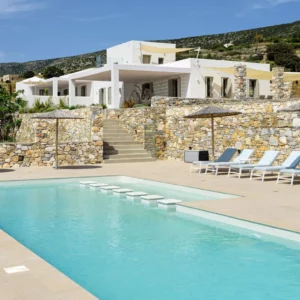 The Vineyard - Vue de la villa et de la piscine - à Paros, dans les Cyclades