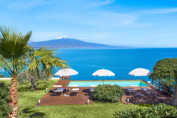 Vue sur la mer depuis Villa Onora en Sicile, location de vacances avec piscine à Syracuse