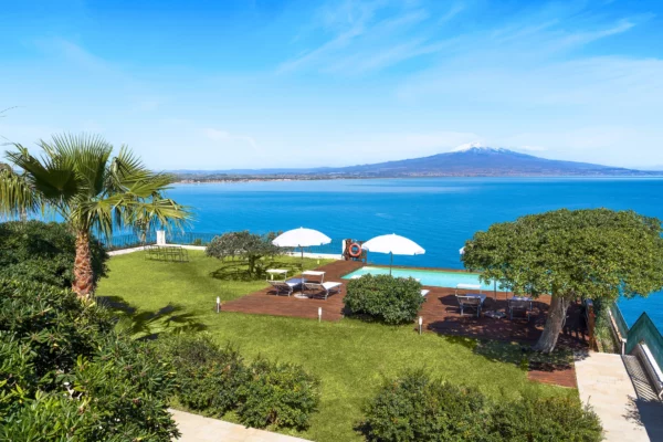 Piscine avec vue sur la mer depuis Villa Onora en Sicile, location de vacances avec piscine à Syracuse