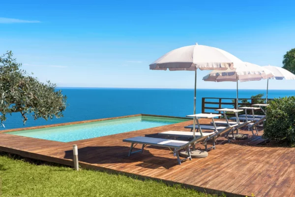 Piscine avec vue sur la mer depuis Villa Onora en Sicile, location de vacances avec piscine à Syracuse