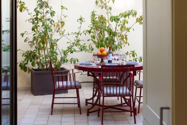 Terrasse de Villa Onora en Sicile, location de vacances avec piscine à Syracuse