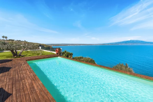 Piscine avec vue sur la mer depuis Villa Onora en Sicile, location de vacances avec piscine à Syracuse