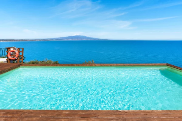 Piscine avec vue sur la mer depuis Villa Onora en Sicile, location de vacances avec piscine à Syracuse