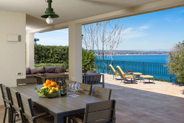 Terrasse de Villa Onora en Sicile, location de vacances avec piscine à Syracuse