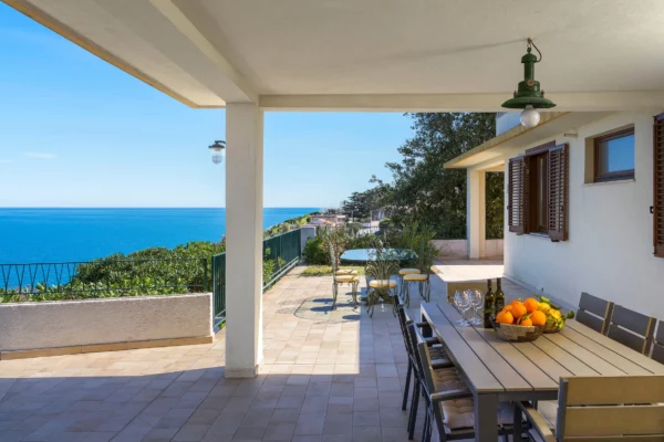 Terrasse de Villa Onora en Sicile, location de vacances avec piscine à Syracuse