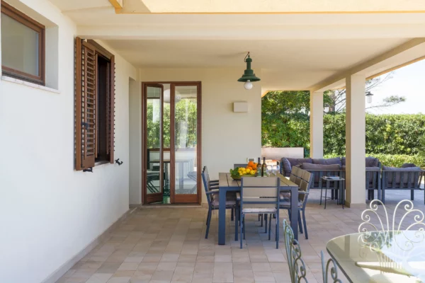 Terrasse de Villa Onora en Sicile, location de vacances avec piscine à Syracuse