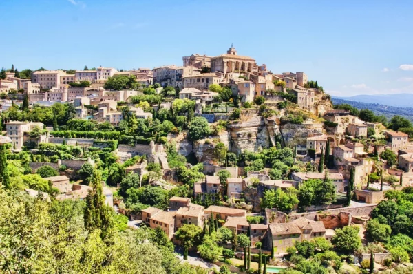 Vue d'un village du Lubéron, en Provence