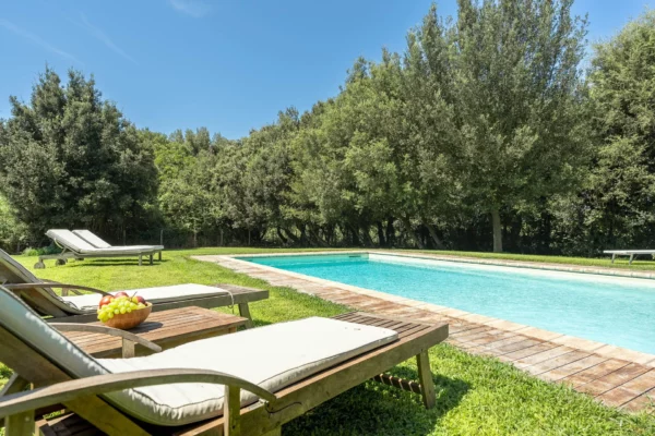 Vue sur la piscine et le jardin de villa Casale Rosa - Côte Toscane - Maremme