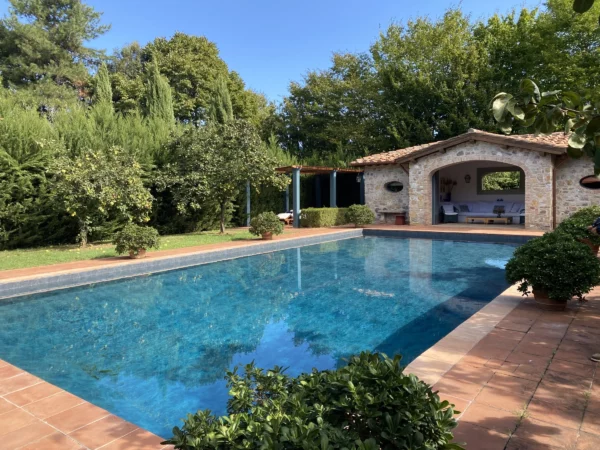 Vue sur la piscine et le jardin de Villa Bongi - Région de Lucca - Toscane