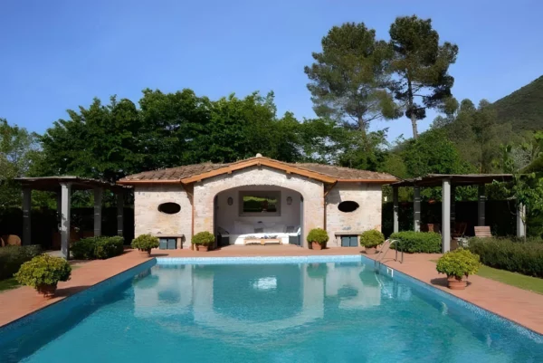 Vue sur la piscine et le jardin de Villa Bongi - Région de Lucca - Toscane