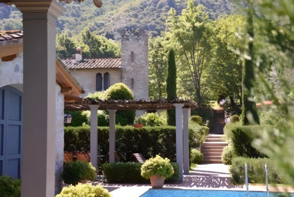 Vue sur la piscine et le jardin de Villa Bongi - Région de Lucca - Toscane