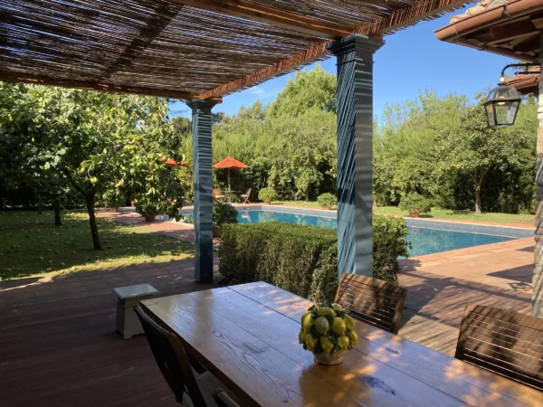 Vue de la terrasse extérieure et sur le jardin de Villa Bongi - Région de Lucca - Toscane