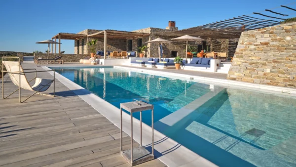 Vue sur Avoca et son espace piscine privé - Location d'une luxueuse villa de vacances - Paros