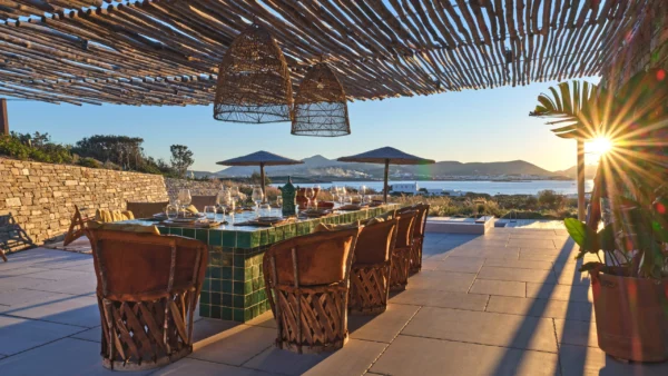 Superbe terrasse extérieure aménagée avec vue mer depuis Avoca - Location d'une luxueuse villa de vacances - Paros