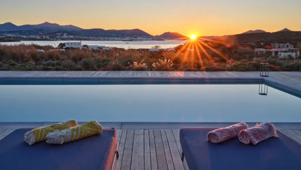 Vue de nuit sur l'espace piscine privé de Avoca - Location d'une luxueuse villa de vacances - Paros