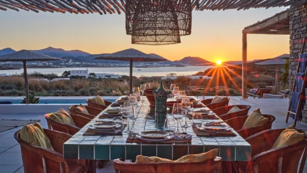 Vue de nuit sur la terrasse et la mer depuis Avoca - Location d'une luxueuse villa de vacances - Paros